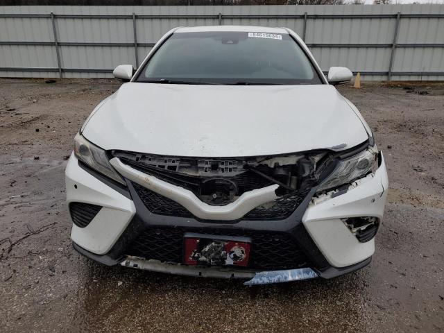 4T1B61HK1JU053203 - 2018 TOYOTA CAMRY XSE WHITE photo 5