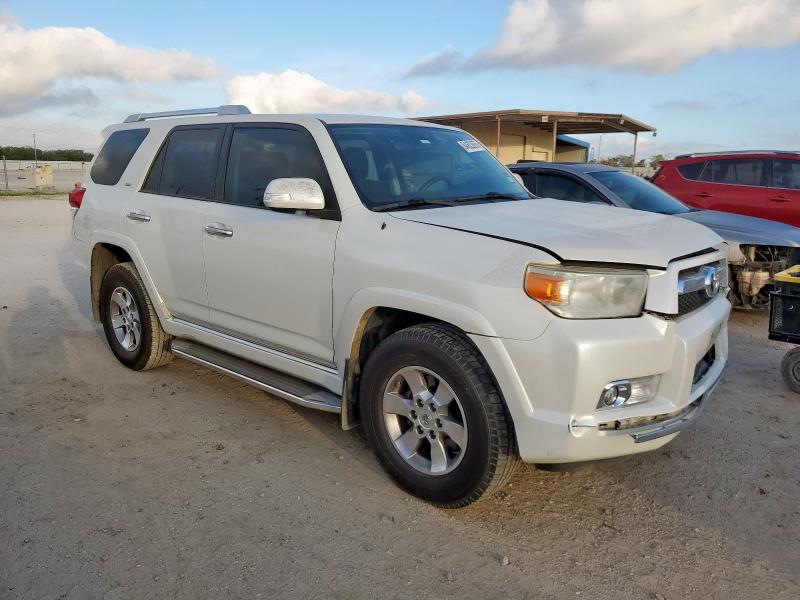 JTEZU5JR1B5031345 - 2011 TOYOTA 4RUNNER SR5 WHITE photo 4