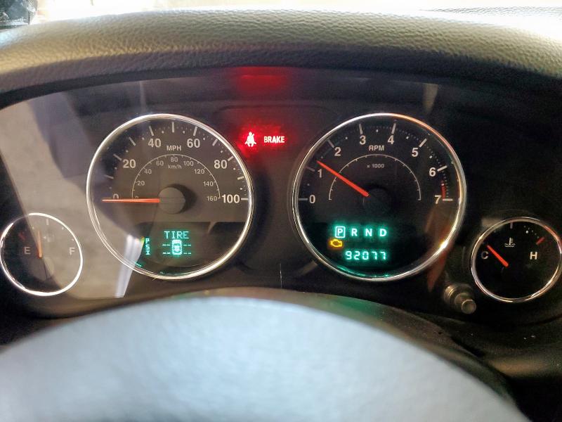 1C4BJWEG8EL118933 - 2014 JEEP WRANGLER UNLIMITED SAHARA SILVER photo 9