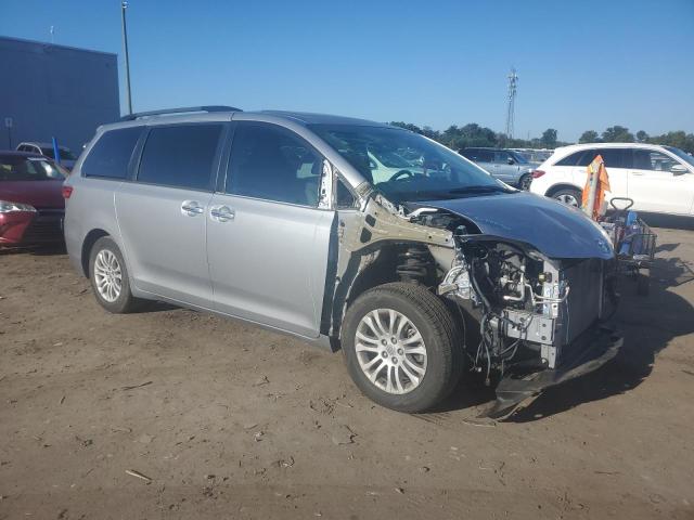 5TDYK3DCXGS748698 - 2016 TOYOTA SIENNA XLE GRAY photo 4