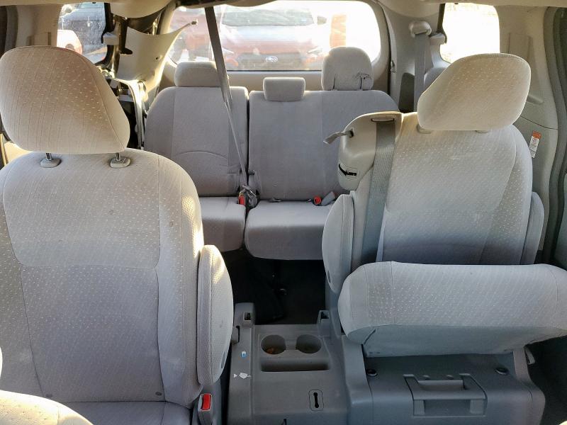 5TDKZ3DC7JS901370 - 2018 TOYOTA SIENNA LE SILVER photo 10