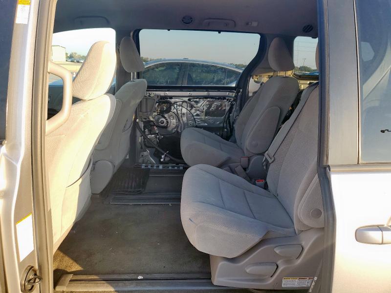 5TDKZ3DC7JS901370 - 2018 TOYOTA SIENNA LE SILVER photo 11