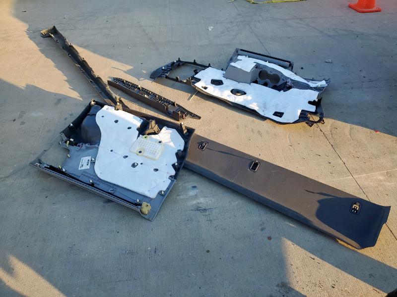 5TDKZ3DC7JS901370 - 2018 TOYOTA SIENNA LE SILVER photo 13