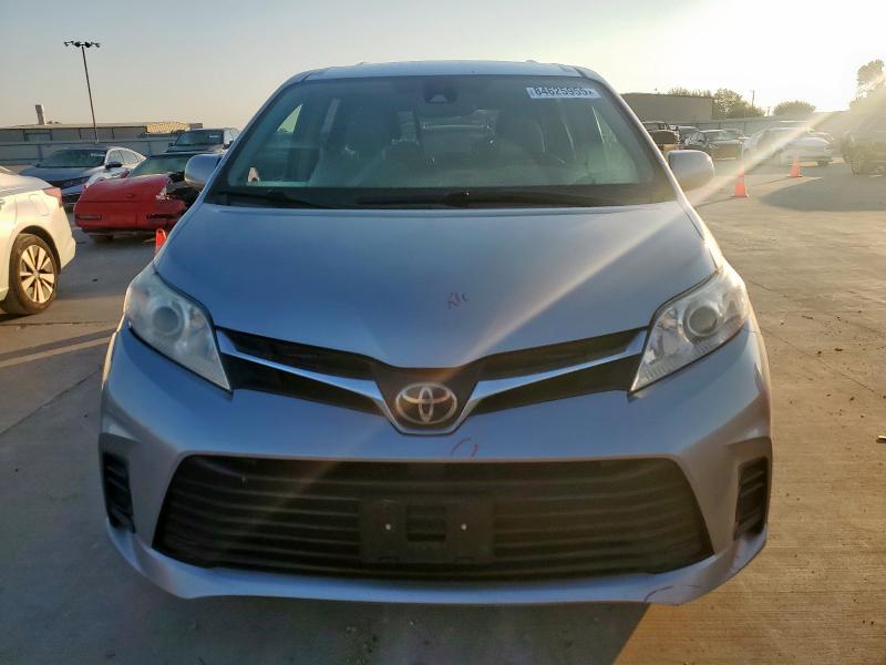 5TDKZ3DC7JS901370 - 2018 TOYOTA SIENNA LE SILVER photo 5