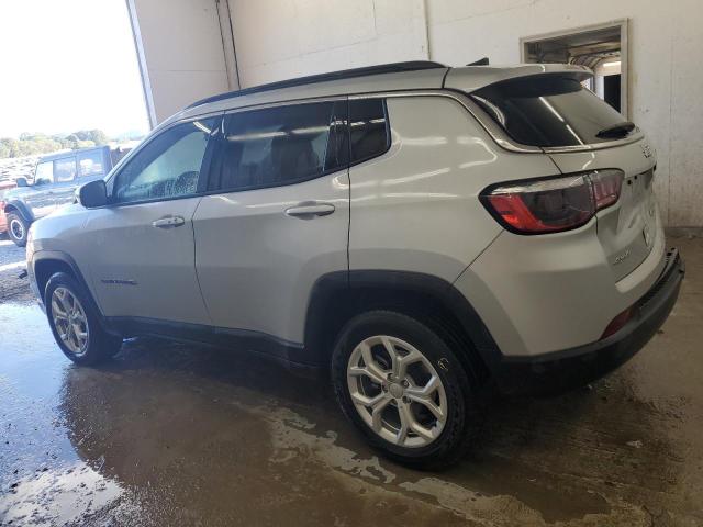 3C4NJDBN1RT113698 - 2024 JEEP COMPASS LATITUDE Argent photo 2