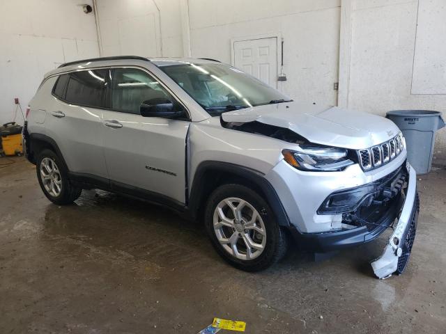 3C4NJDBN1RT113698 - 2024 JEEP COMPASS LATITUDE Argent photo 4