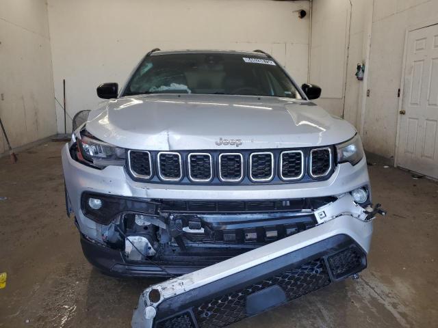 3C4NJDBN1RT113698 - 2024 JEEP COMPASS LATITUDE Argent photo 5