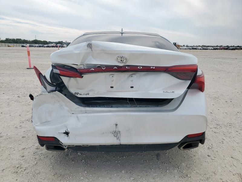 4T1AZ1FBXNU082369 - 2022 TOYOTA AVALON XLE Weiß Foto 6