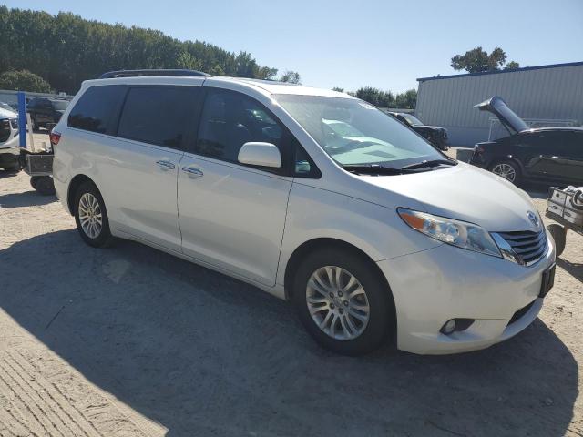 5TDYZ3DC7HS824312 - 2017 TOYOTA SIENNA XLE თეთრი ფოტო 4