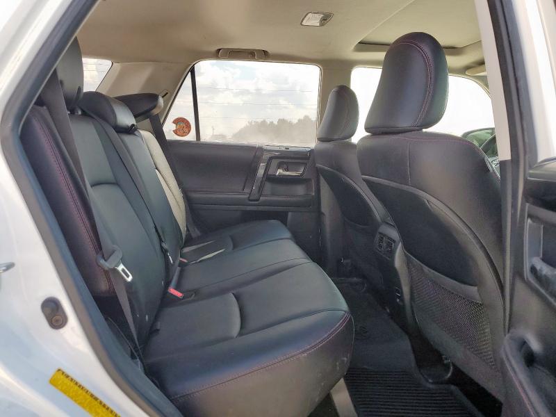 JTEBU5JR9J5530412 - 2018 TOYOTA 4RUNNER SR5/SR5 PREMIUM Белый фото 11