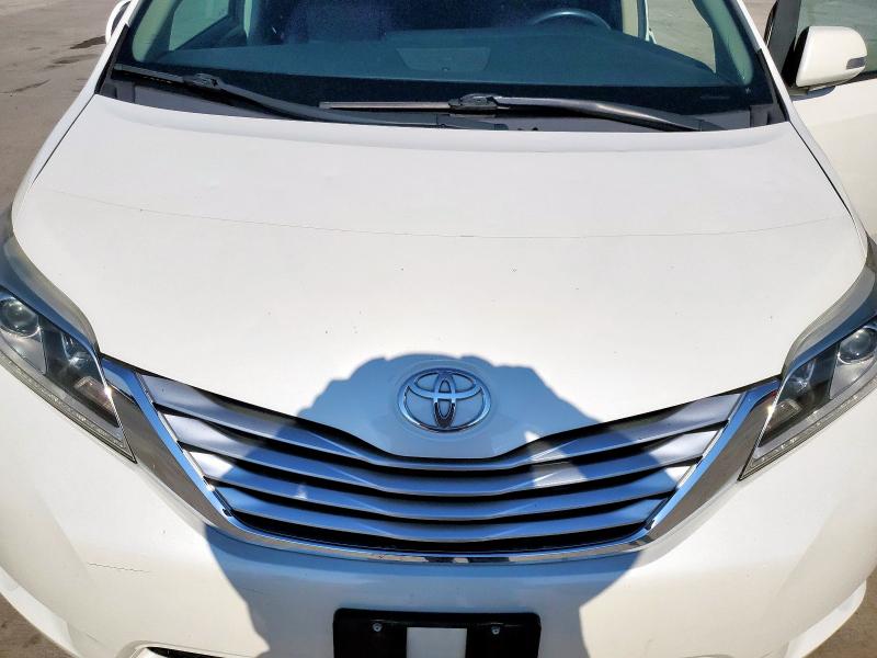 5TDYZ3DC5HS896674 - 2017 TOYOTA SIENNA XLE Білий фото 12