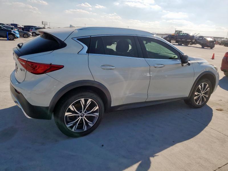 SJKCH5CR0HA015579 - 2017 INFINITI QX30 BASE WHITE photo 3