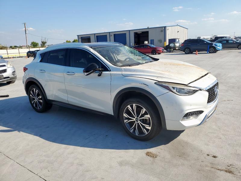 SJKCH5CR0HA015579 - 2017 INFINITI QX30 BASE WHITE photo 4
