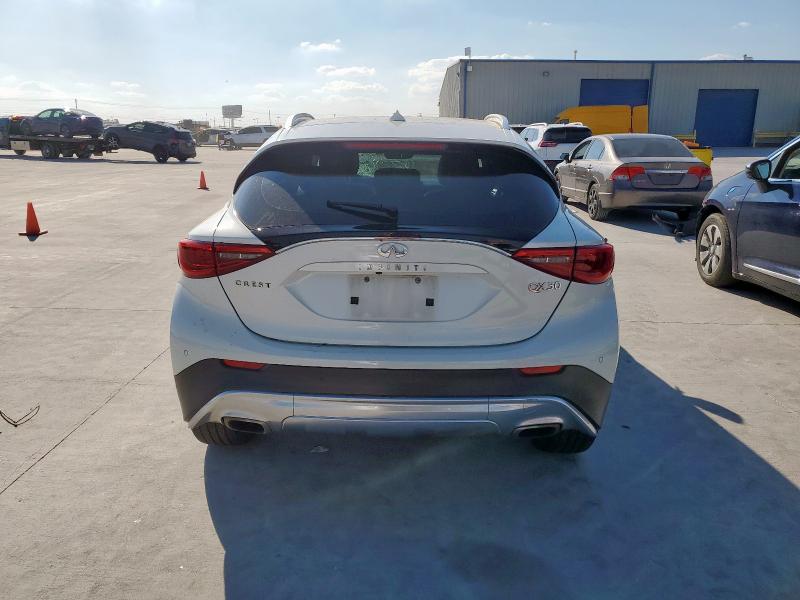 SJKCH5CR0HA015579 - 2017 INFINITI QX30 BASE WHITE photo 6