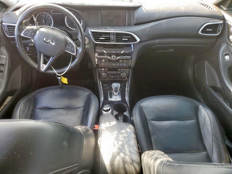 SJKCH5CR0HA015579 - 2017 INFINITI QX30 BASE WHITE photo 8