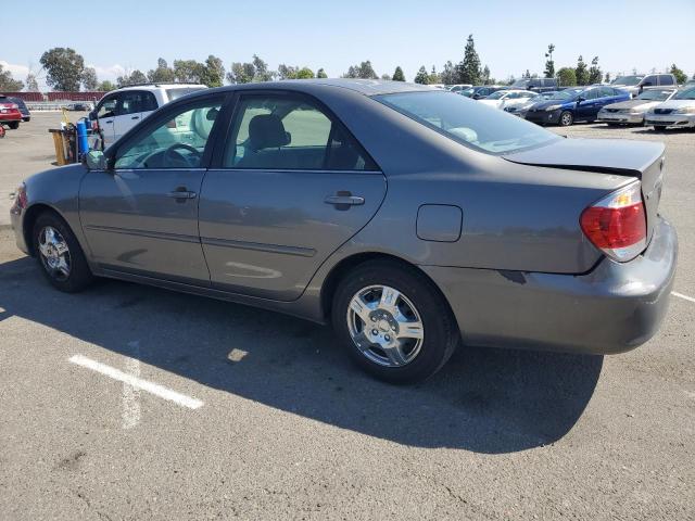4T1BE32K75U621063 - 2005 TOYOTA CAMRY LE GRAY photo 2