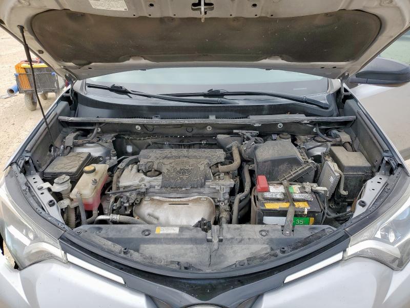 2T3ZFREV6HW386560 - 2017 TOYOTA RAV4 LE 银色 照片 12