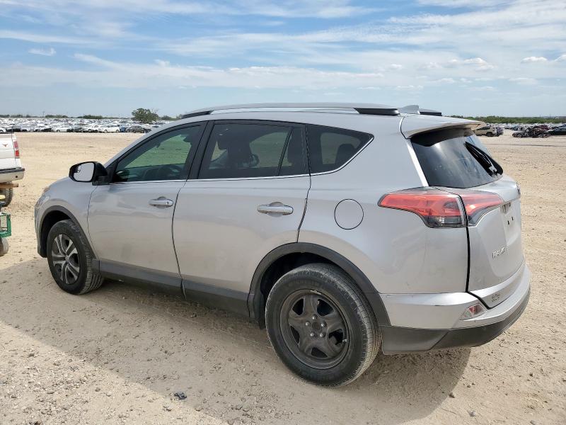 2T3ZFREV6HW386560 - 2017 TOYOTA RAV4 LE 银色 照片 2
