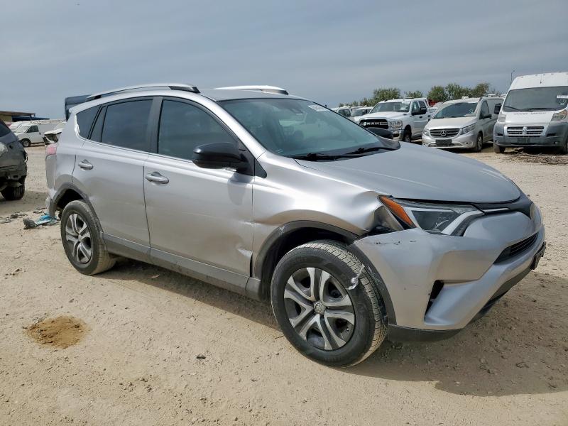 2T3ZFREV6HW386560 - 2017 TOYOTA RAV4 LE 银色 照片 4