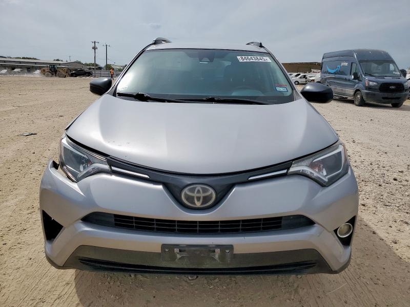 2T3ZFREV6HW386560 - 2017 TOYOTA RAV4 LE 银色 照片 5