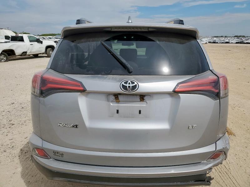 2T3ZFREV6HW386560 - 2017 TOYOTA RAV4 LE 银色 照片 6