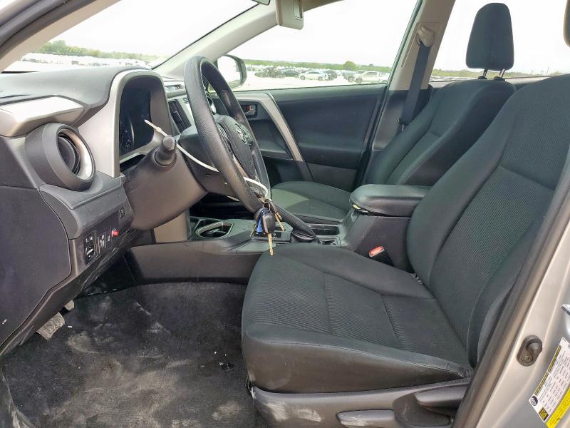 2T3ZFREV6HW386560 - 2017 TOYOTA RAV4 LE 银色 照片 7