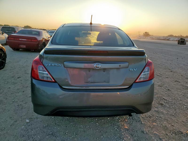 3N1CN7AP5GL884729 - 2016 NISSAN VERSA S 灰色 照片 6