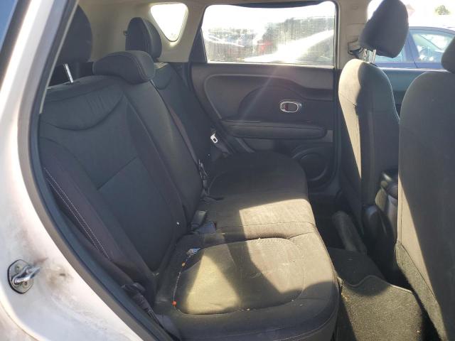 KNDJN2A29J7589432 - 2018 KIA SOUL WHITE photo 10