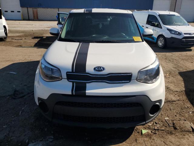 KNDJN2A29J7589432 - 2018 KIA SOUL WHITE photo 5
