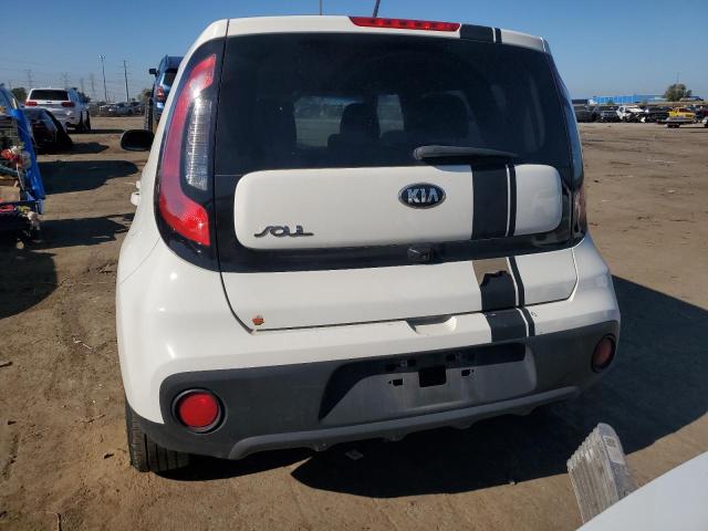 KNDJN2A29J7589432 - 2018 KIA SOUL WHITE photo 6