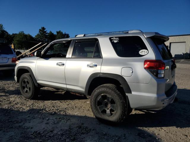JTEBU5JR2D5133743 - 2013 TOYOTA 4RUNNER SR5 Silber Foto 2