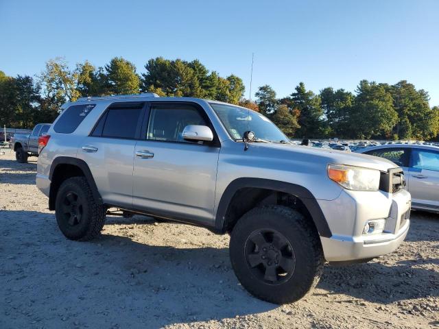 JTEBU5JR2D5133743 - 2013 TOYOTA 4RUNNER SR5 Silber Foto 4