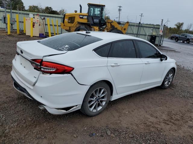 3FA6P0H77HR355627 - 2017 FORD FUSION SE WHITE photo 3