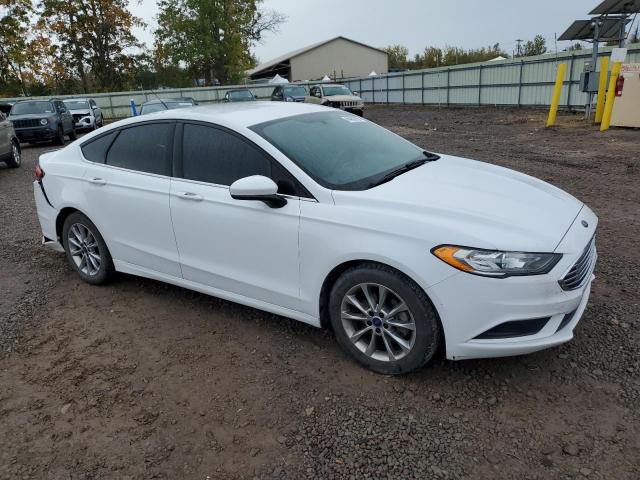 3FA6P0H77HR355627 - 2017 FORD FUSION SE WHITE photo 4