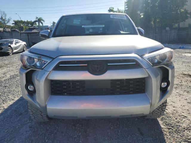 JTENU5JR9R6298820 - 2024 TOYOTA 4RUNNER SR5/SR5 PREMIUM 银色 照片 5