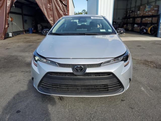 5YFB4MDEXRP127898 - 2024 TOYOTA COROLLA LE Silber Foto 5
