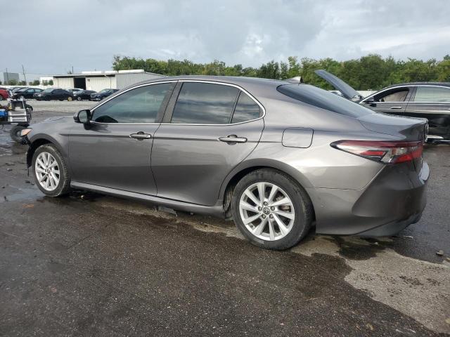4T1C11AK3MU572576 - 2021 TOYOTA CAMRY LE GRAY photo 2