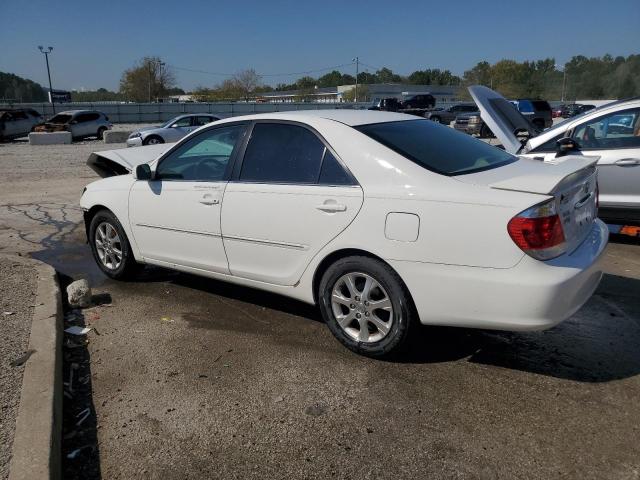 4T1BE32K45U405719 - 2005 TOYOTA CAMRY LE WHITE photo 2