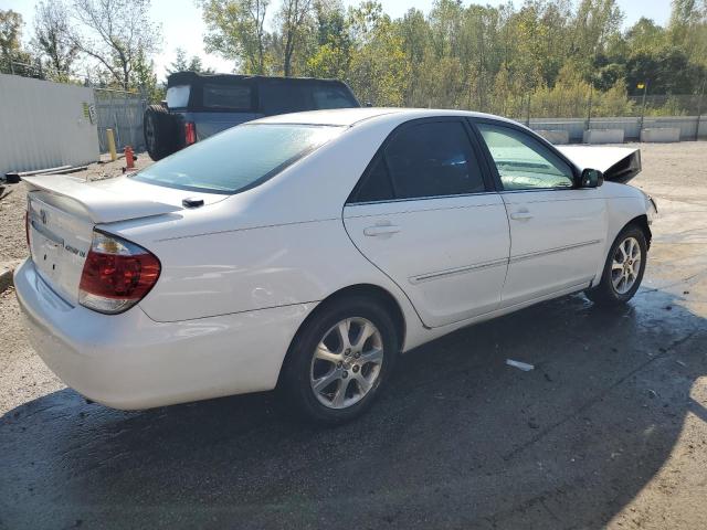 4T1BE32K45U405719 - 2005 TOYOTA CAMRY LE WHITE photo 3