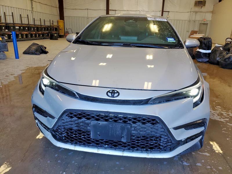 5YFS4MCE4RP198032 - 2024 TOYOTA COROLLA SE Серебристый фото 5