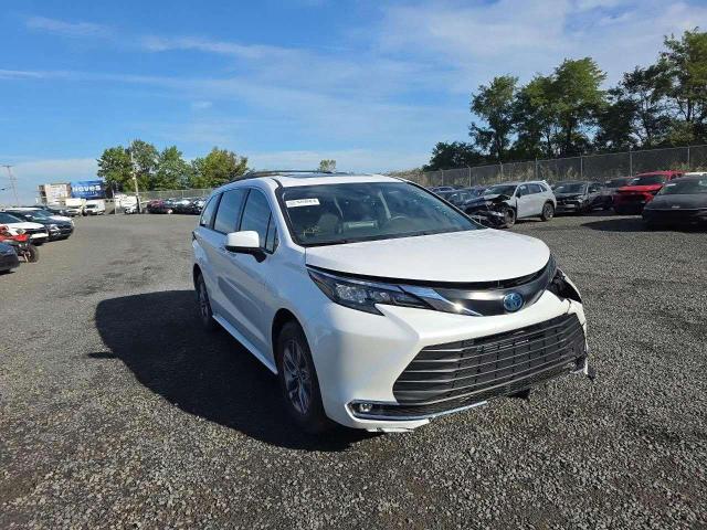 5TDYRKEC3RS190670 - 2024 TOYOTA SIENNA XLE თეთრი ფოტო 3