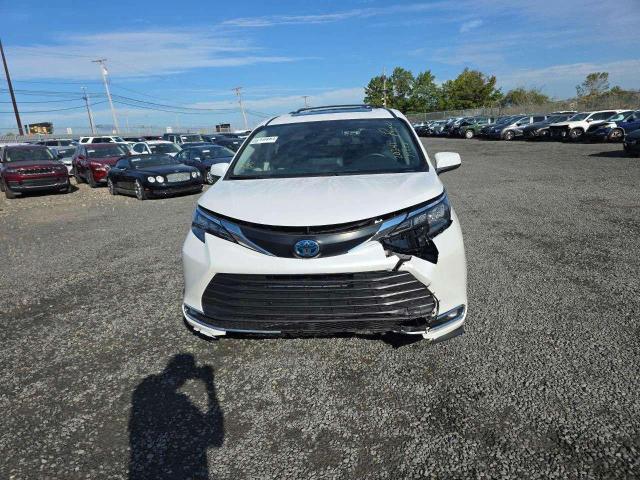 5TDYRKEC3RS190670 - 2024 TOYOTA SIENNA XLE თეთრი ფოტო 5