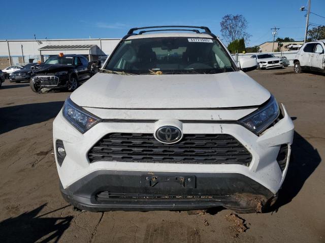 2T3P1RFV9LW126215 - 2020 TOYOTA RAV4 XLE WHITE photo 5