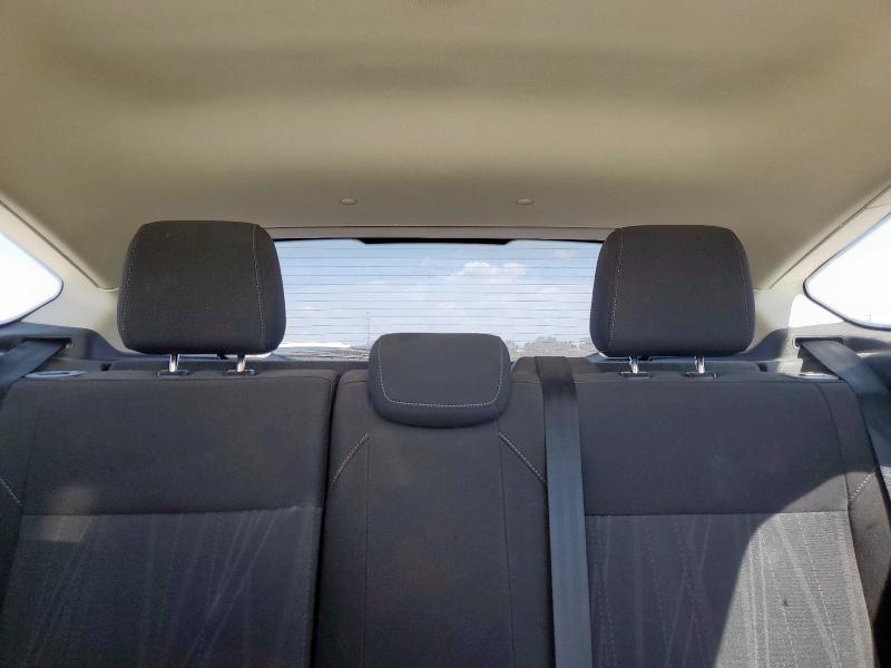 1FADP3K28HL295412 - 2017 FORD FOCUS SE WHITE photo 10