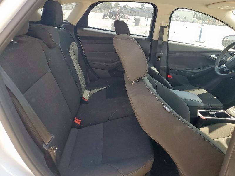 1FADP3K28HL295412 - 2017 FORD FOCUS SE WHITE photo 11