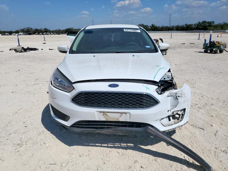1FADP3K28HL295412 - 2017 FORD FOCUS SE WHITE photo 5