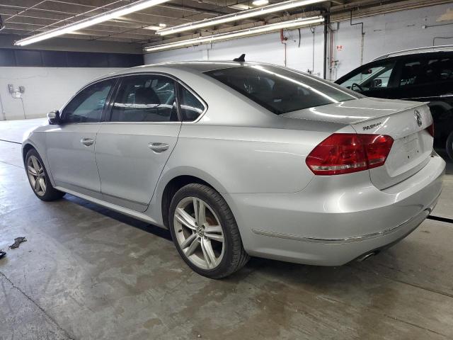 1VWCN7A39DC134944 - 2013 VOLKSWAGEN PASSAT SEL Gris foto 2