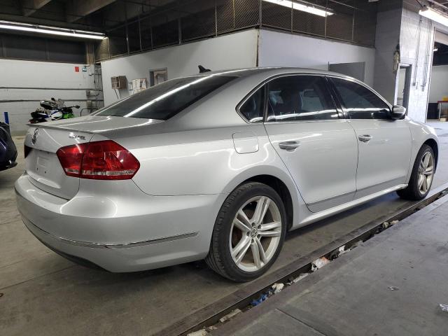 1VWCN7A39DC134944 - 2013 VOLKSWAGEN PASSAT SEL Gris foto 3