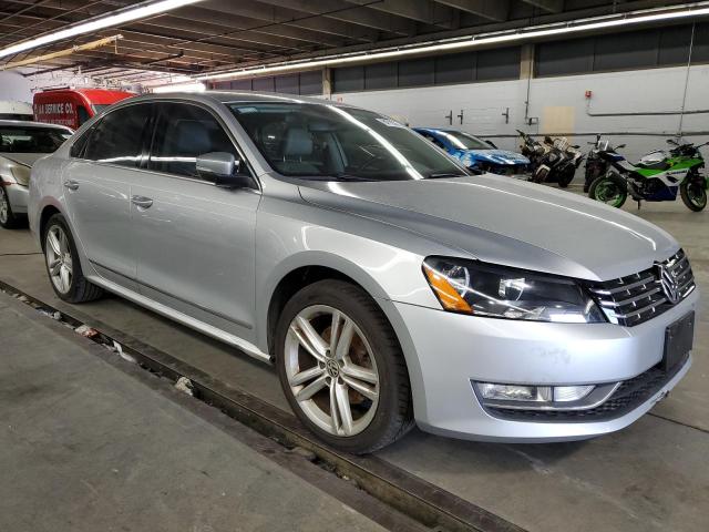 1VWCN7A39DC134944 - 2013 VOLKSWAGEN PASSAT SEL Gris foto 4