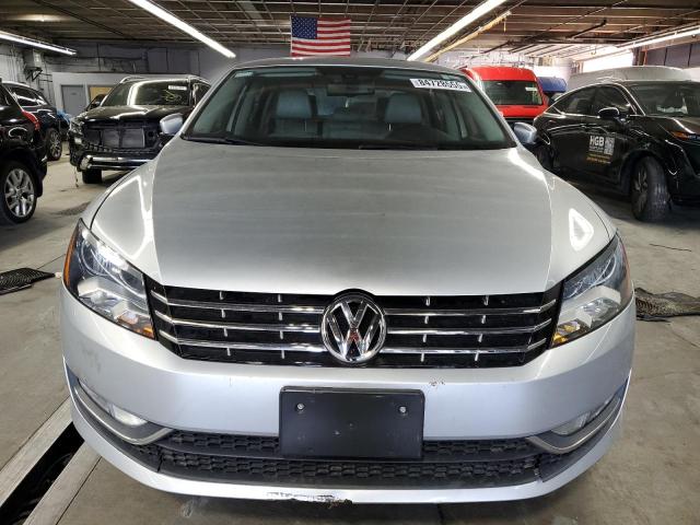 1VWCN7A39DC134944 - 2013 VOLKSWAGEN PASSAT SEL Gris foto 5